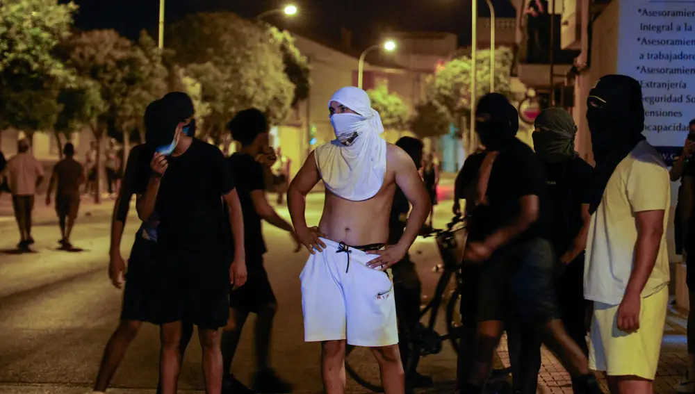 Grupos de magrebíes con capuchas durante los incidentes en Torre Pacheco el pasado mes de julio