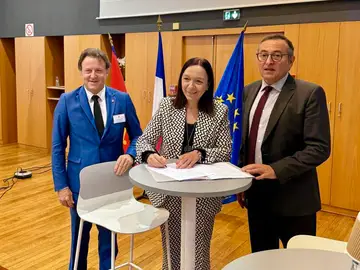 Rosa Melchor preside en Toulouse la incorporación de la asociación francesa ANEV a la Red Europea de Ciudades del Vino Rosa Melchor preside en Toulouse la incorporación de la asociación francesa ANEV a la Red Europea de Ciudades del Vino. REMITIDA / HANDOUT por AYUNTAMIENTO Fotografía remitida a medios de comunicación exclusivamente para ilustrar la noticia a la que hace referencia la imagen, y citando la procedencia de la imagen en la firma 07/11/2025