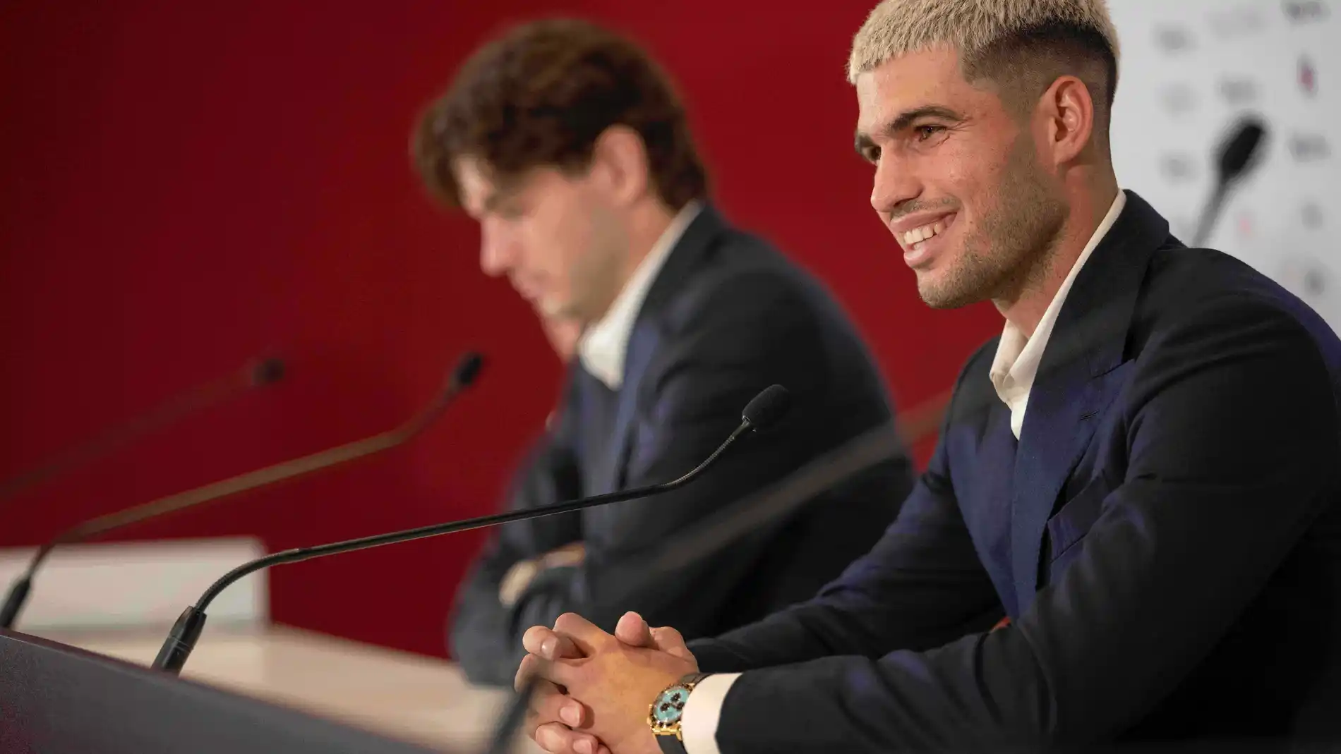 Alcaraz sonríe en su comparecencia ante los medios en Turín