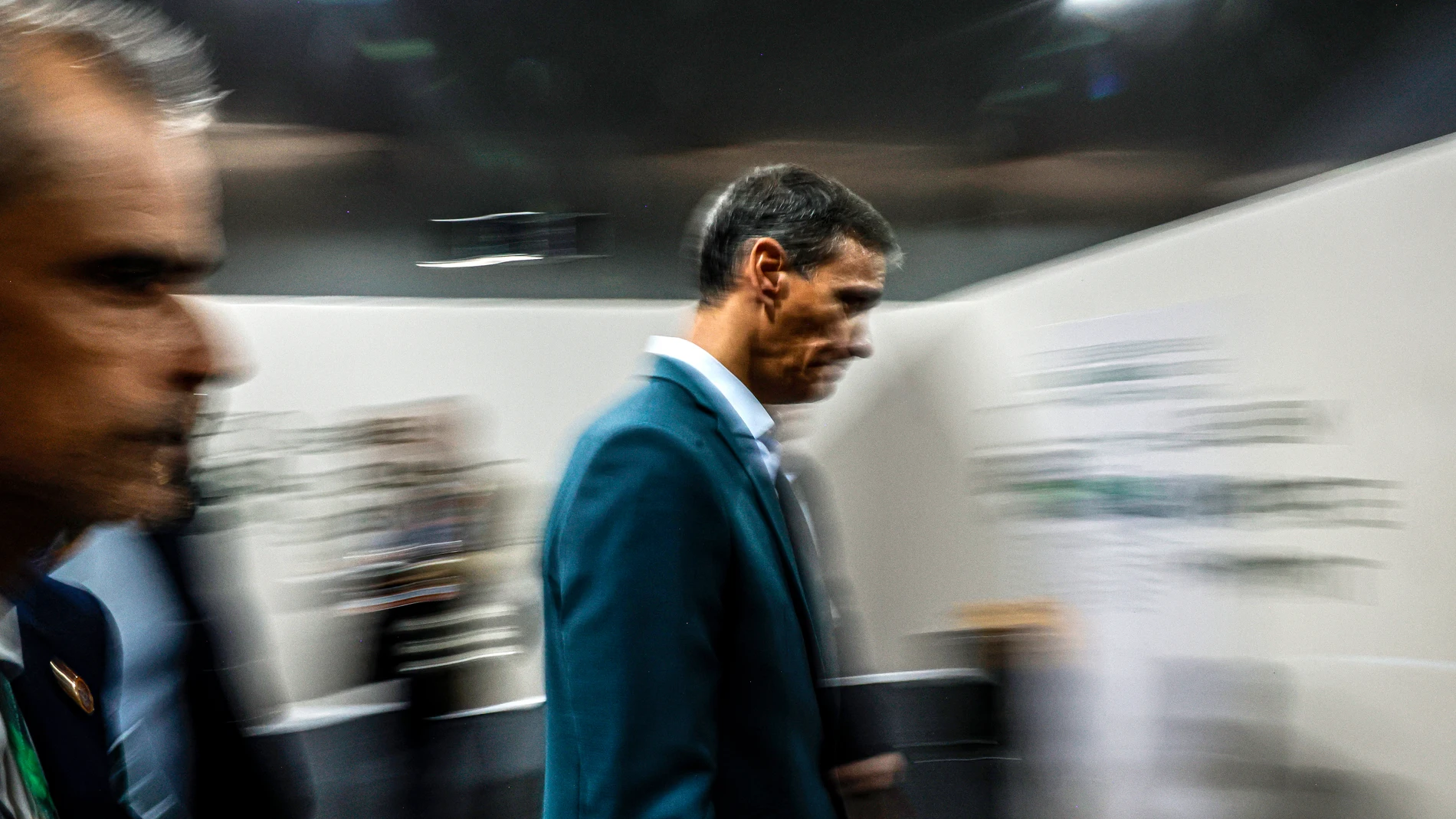 AME6449. BELÉM (BRASIL), 07/11/2025.- El presidente del Gobierno de España, Pedro Sánchez, camina al culminar su intervención en la cumbre de líderes de la COP30 este viernes, en el Centro de Convenciones Hangar en Belém (Brasil). Sánchez anunció una contribución añadida por parte de España de 45 millones de euros a la lucha contra el cambio climático y ofreció a su país para avanzar en ese camino y hacer frente al riesgo que suponen los negacionistas. EFE/ Antonio Lacerda