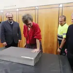 Estampación de huellas de la dramaturga, directora de teatro y productora vallisoletana Lucía Rodríguez Miranda, el el ‘Paseo de la Fama’ de Ponferrada. Junto a ella, el alcalde de Ponferrada, Marco Morala (I), y el encargado del Servicio de Artes Escénicas, Miguel Ángel Varela (2D)