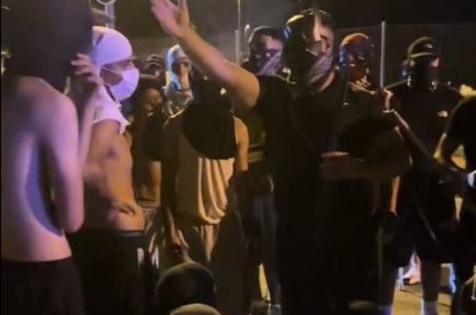 Grupos de magrebíes con capuchas durante los incidentes atienden la arenga del cabecilla, «Batmoro» Grupos de magrebíes con capuchas durante los incidentes atienden la arenga del cabecilla, «Batmoro»