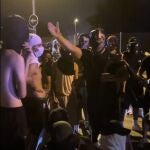 Grupos de magrebíes con capuchas durante los incidentes atienden la arenga del cabecilla, «Batmoro» Grupos de magrebíes con capuchas durante los incidentes atienden la arenga del cabecilla, «Batmoro»