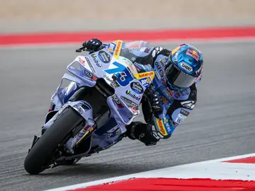 Motorcycling Grand Prix of Portugal - Practice sessions Portimão (Portugal), 07/11/2025.- Gresini Racing MotoGP rider Alex Marquez of Spain in action during the first MotoGP free practice for the Motorcycling Grand Prix of Portugal, at the Algarve International Circuit in Portimao, Portugal, 07 November 2025. The 2025 Motorcycling Grand Prix of Portugal is held on 09 November. (Motociclismo, España) EFE/EPA/JOSE SENA GOULAO