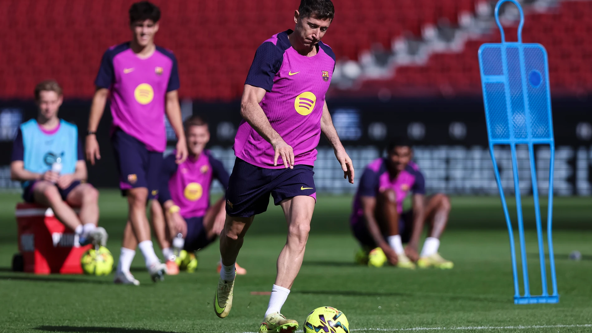 Robert Lewandowski during the training day of FC Barcelona open doors for the fans at the Spotify Camp Nou stadium on November 07, 2025 in Barcelona, Spain. AFP7 07/11/2025 ONLY FOR USE IN SPAIN
