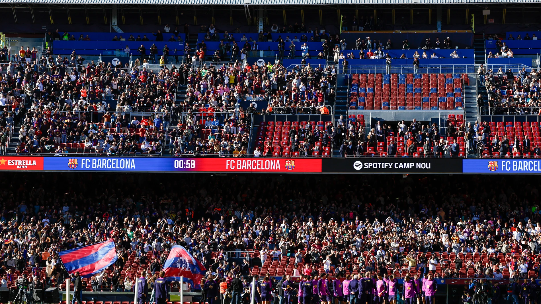 FOTODELDÍA GRAFCAT4460. BARCELONA (ESPAÑA), 07/11/2025.- Alrededor de 23.000 espectadores, han acudido este viernes al Spotify Camp Nou para presenciar el entrenamiento que realiza el primer equipo masculino del Barcelona para preparar el partido de liga que disputarán mañana ante el Real Club Celta de Vigo en Balaídos, en el que ha sido el primer evento abierto al público en el estadio desde el inicio de las obras de reconstrucción en el verano de 2023 y una prueba piloto para la futura reap...