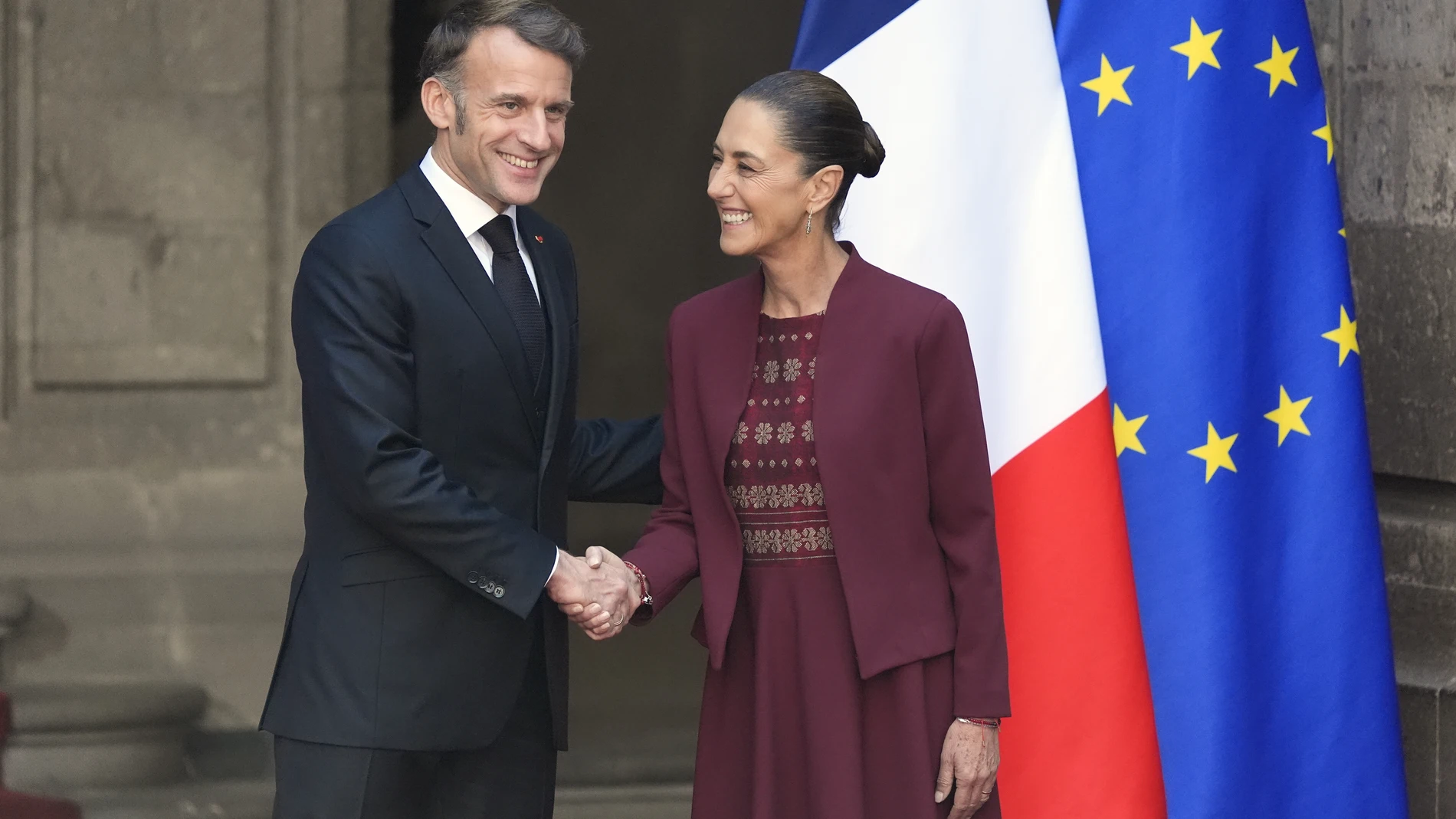 France's President Emmanuel Macron, left, shakes hands with Mexican President Claudia Sheinbaum during his welcoming ceremony at the National Palace in Mexico City, Friday, Nov. 7, 2025. (AP Photo/Marco Ugarte)