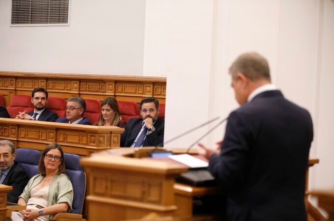 El presidente de Castilla-La Mancha, Emiliano García-Page, en el Debate del Estado de la Región ante el líder del Grupo Parlamentario Popular, Paco Núñez.