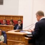 El presidente de Castilla-La Mancha, Emiliano García-Page, en el Debate del Estado de la Región ante el líder del Grupo Parlamentario Popular, Paco Núñez.