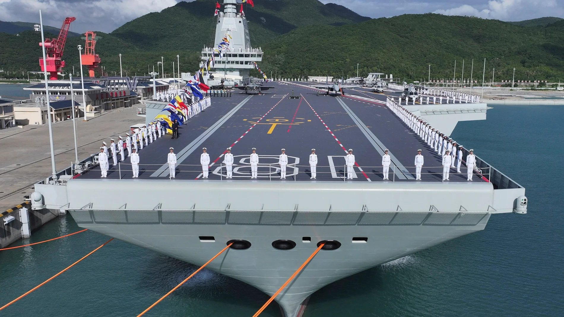 La ceremonia de puesta en servicio y presentación de la bandera del Fujian, el tercer portaaviones de China y el primero diseñado y construido por el propio país y equipado con catapultas electromagnéticas, en un puerto naval de la ciudad de Sanya, en la provincia de Hainan, al sur de China