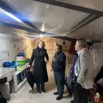 La directora general de Vivienda, María Pardo, ha visitado hoy, junto con el alcalde de Puertas, Vidal Rodríguez, las obras de recuperación de las viviendas de este municipio salmantino afectadas por los incendios forestales del pasado mes de agosto