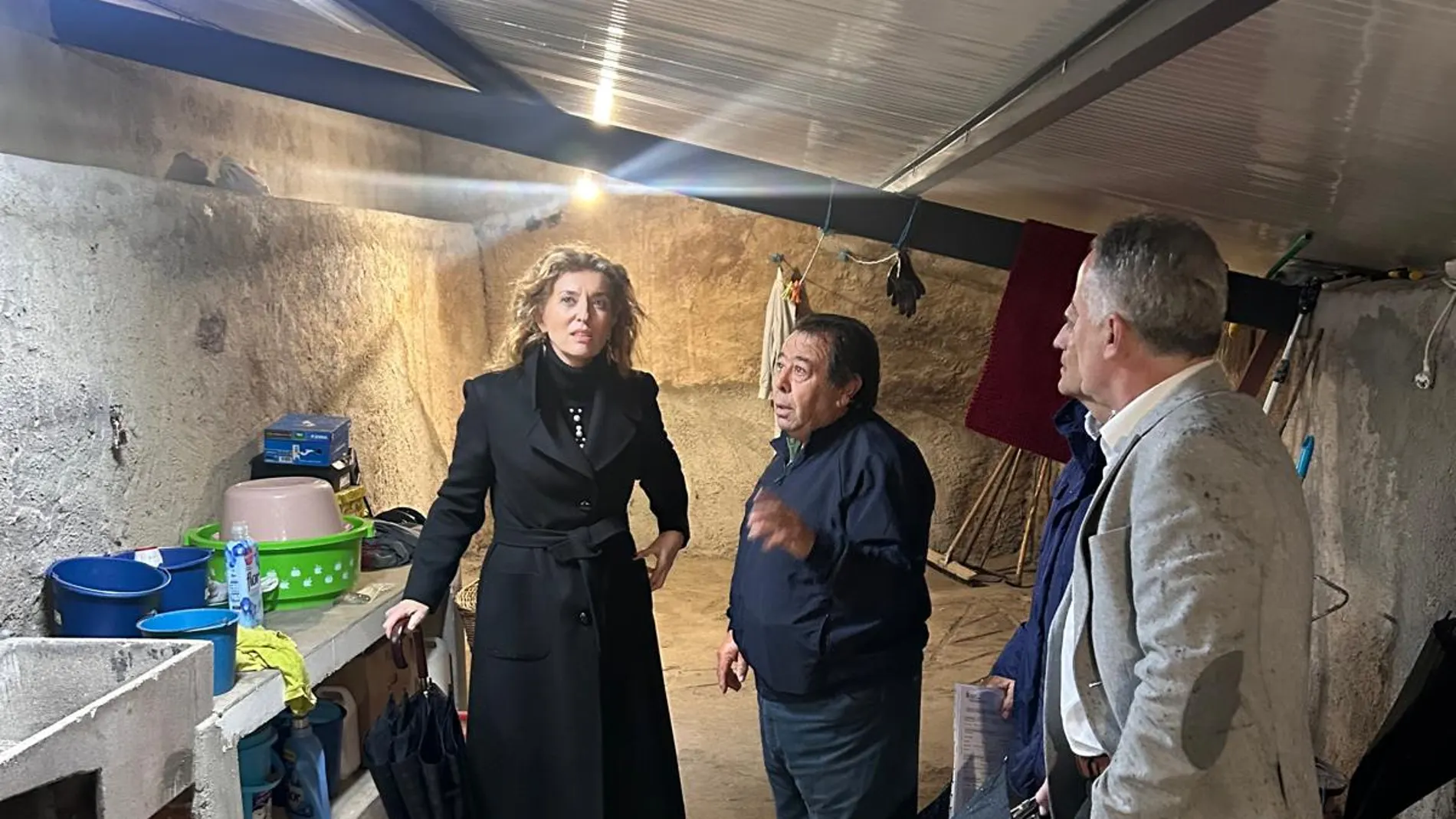 La directora general de Vivienda, María Pardo, ha visitado hoy, junto con el alcalde de Puertas, Vidal Rodríguez, las obras de recuperación de las viviendas de este municipio salmantino afectadas por los incendios forestales del pasado mes de agosto