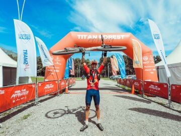 Luis &Aacute;ngel Mat&eacute; y Pilar Fern&aacute;ndez dan el doblete al KH-7 en la primera Titan Forest Patagonia REMITIDA / HANDOUT por KH7 Fotograf&iacute;a remitida a medios de comunicaci&oacute;n exclusivamente para ilustrar la noticia a la que hace referencia la imagen, y citando la procedencia de la imagen en la firma 07/11/2025