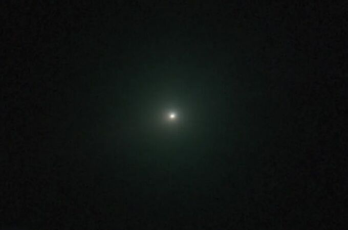 Una nueva imagen del cometa interestelar 3I/ATLAS lo muestra con un brillo verde y sin cola.