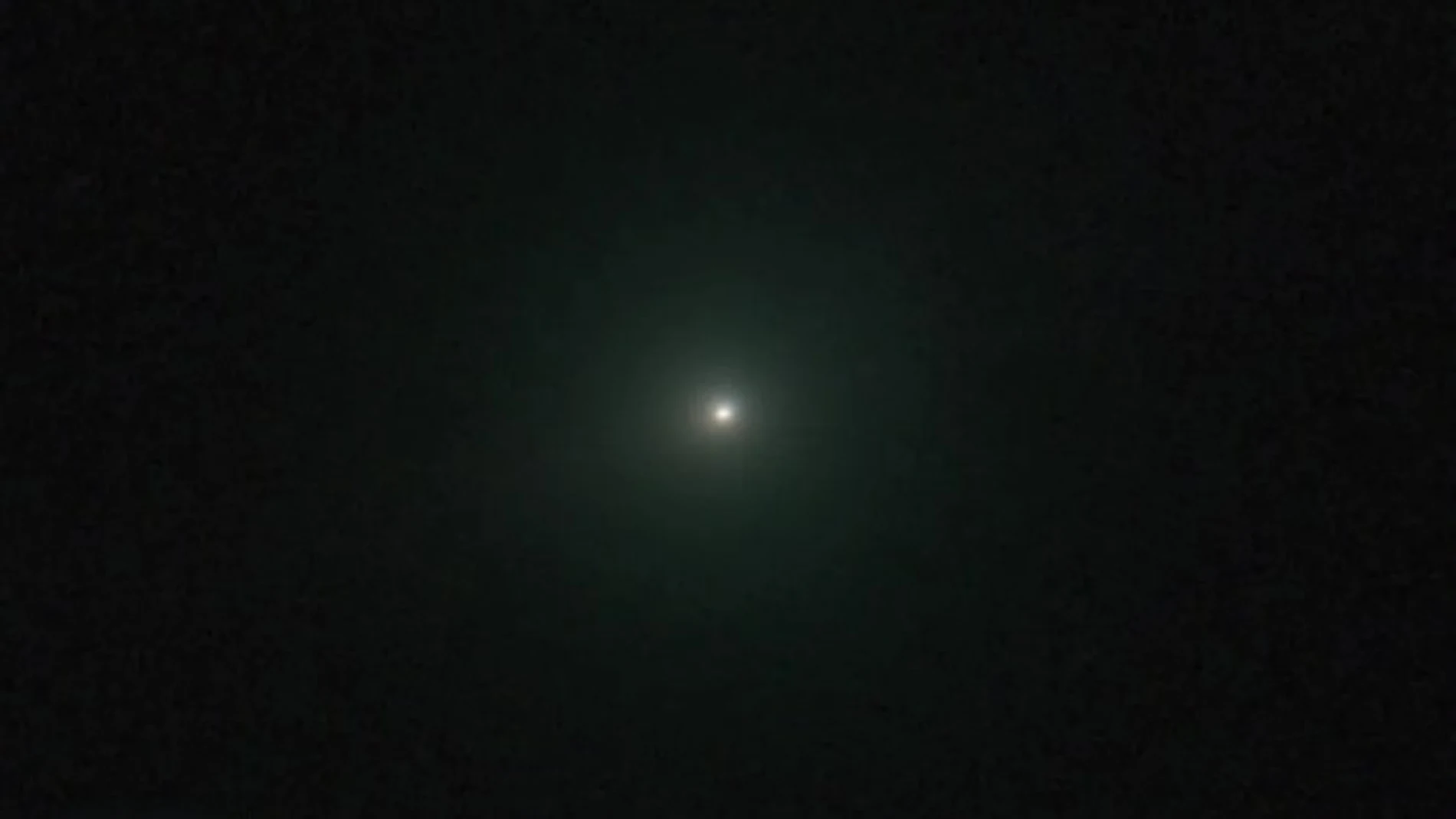 Una nueva imagen del cometa interestelar 3I/ATLAS lo muestra con un brillo verde y sin cola.