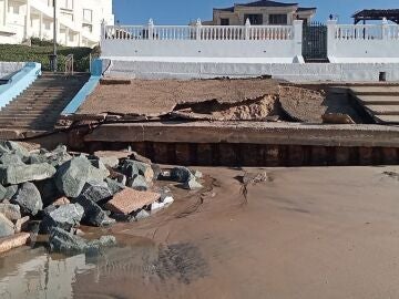 Desperfectos en el paseo marítimo de Matalascañas, en Huelva