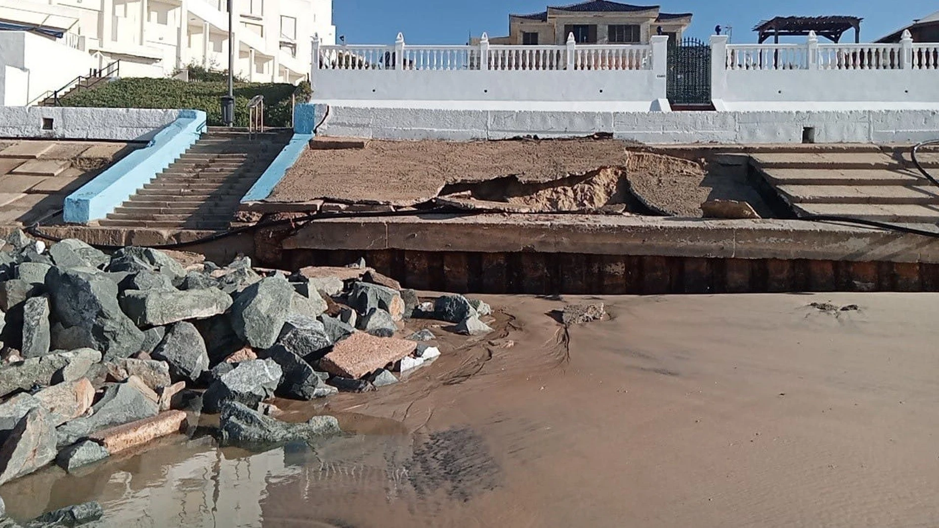 Desperfectos en el paseo marítimo de Matalascañas, en Huelva