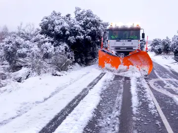 Diputación de Segovia prepara la campaña invernal en carreteras de la provincia, con 30 personas y nueve quitanieves Máquinas quitanieves de Diputación de Segovia