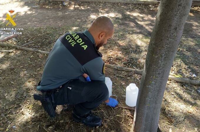 Agente de la Guardia Civil durante la investigación