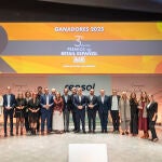 Los galardonados en la gala posan con sus premios