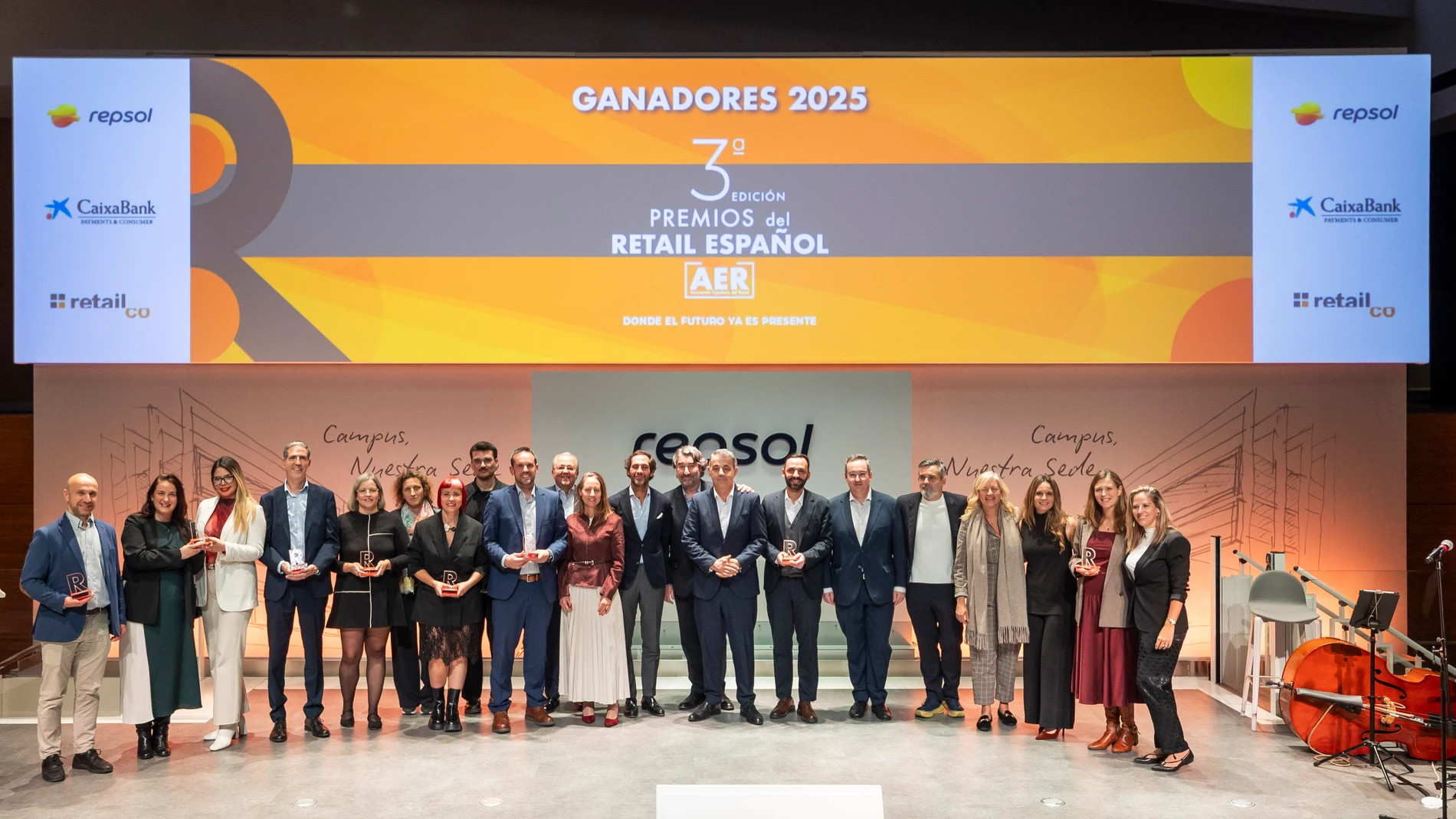Los galardonados en la gala posan con sus premios