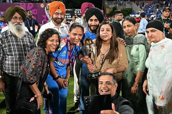 La capitana del equipo de cricket femenino de la India, Harmanpreet Kaur, posa juntoa su familia La capitana del equipo de cricket femenino de la India, Harmanpreet Kaur, posa juntoa su familia