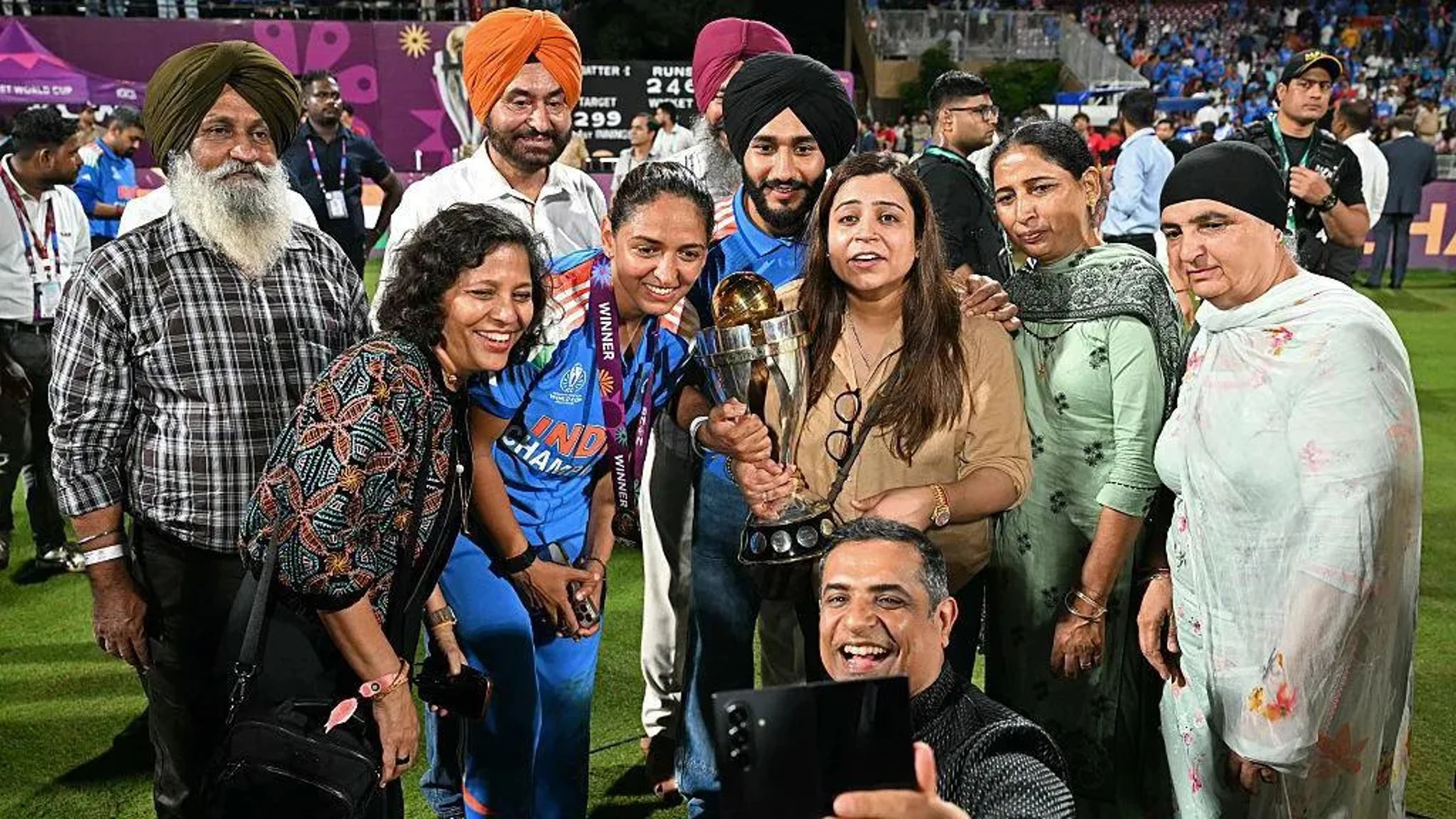 La capitana del equipo de cricket femenino de la India, Harmanpreet Kaur, posa juntoa su familia