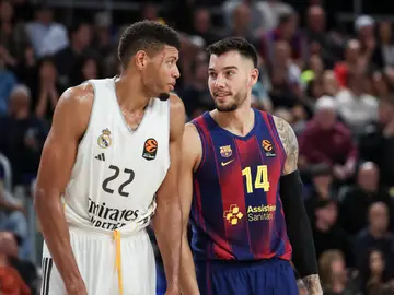 FC Barcelona v Real Madrid - Euroleague 2025/2026 Willy Hernangomez of FC Barcelona speak with Edy Tavares of Real Madrid during the EuroLeague Regular Season Round 9 match played between FC Barcelona and Real Madrid at Palau Blaugrana on November 07, 2025 in Barcelona, Spain. AFP7 07/11/2025 ONLY FOR USE IN SPAIN