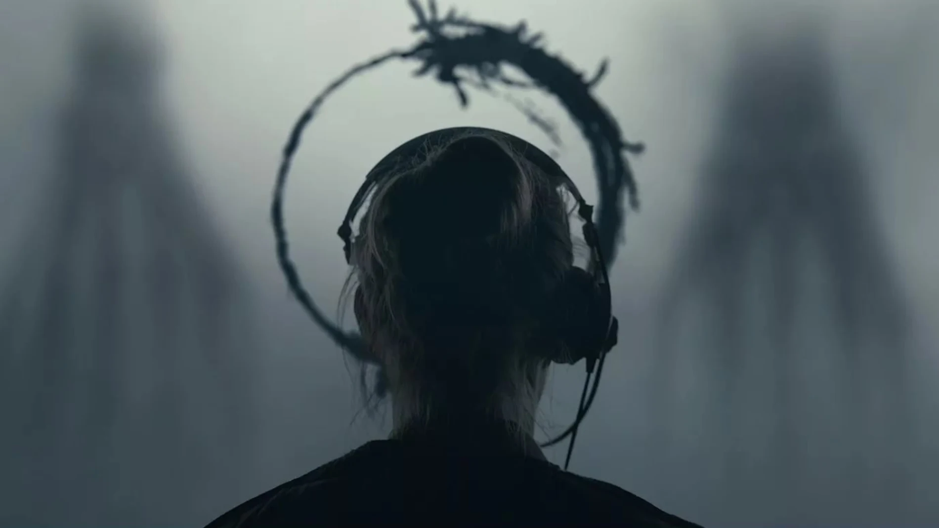 Amy Adams interpreta a Louise Banks, una lingüista que es reclutada para comunicarse con visitantes extraterrestres