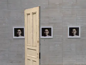 En la instalación «Puertas» (2011) Yoko Ono crea una arquitectura imaginaria En la instalación «Puertas» (2011) Yoko Ono crea una arquitectura imaginaria