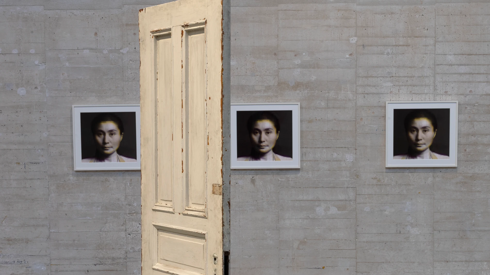 En la instalación «Puertas» (2011) Yoko Ono crea una arquitectura imaginaria