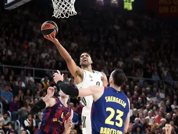 Trey Lyles se dispone a anotar ante Shengelia y Vesely Trey Lyles se dispone a anotar ante Shengelia y Vesely