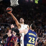 Trey Lyles se dispone a anotar ante Shengelia y Vesely