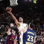 Trey Lyles se dispone a anotar ante Shengelia y Vesely