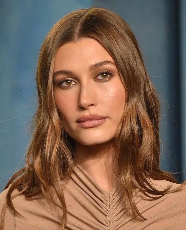 Hailey Bieber con tono castaño 