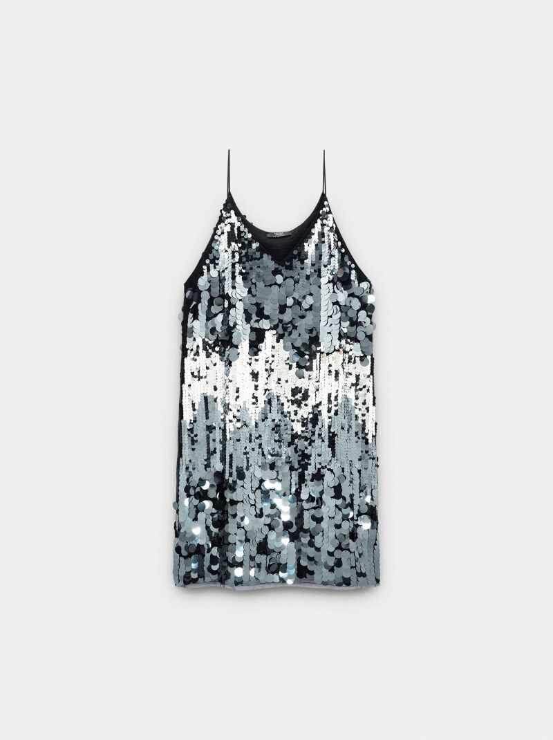 Vestido corto de lentejuelas.