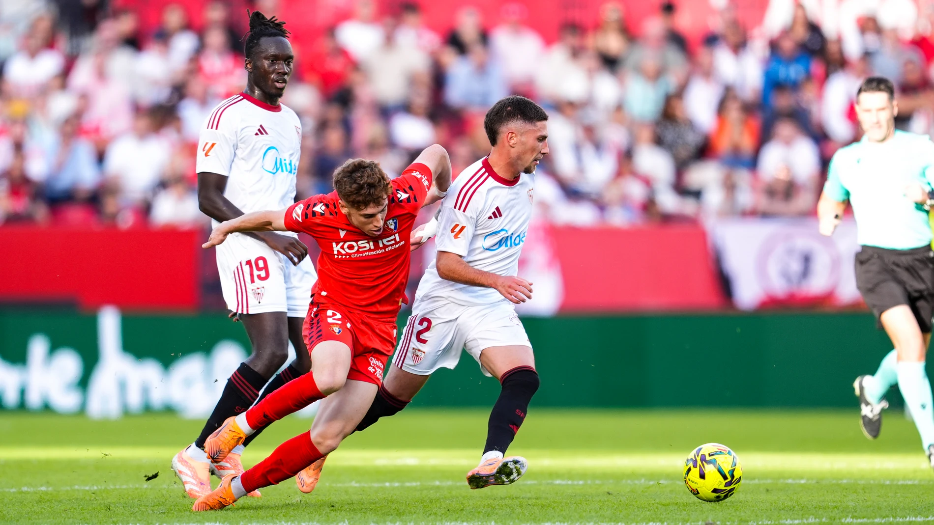 Iker Benito of CA Osasuna and Jose Angel Carmona of Sevilla FC in action during the Spanish league, LaLiga EA Sports, football match played between Sevilla FC and CA Osasuna at Ramon Sanchez-Pizjuan stadium on November 8, 2025, in Sevilla, Spain. AFP7 08/11/2025 ONLY FOR USE IN SPAIN