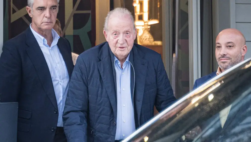 El Rey Juan Carlos I no sale de casa de Pedro Campos, pero disfruta de una cena con amigos