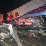 Una fotografía distribuida por el Cuerpo de Bomberos del Estado de Paraná, Brasil, muestra la destrucción causada por un tornado en la ciudad de Rio Bonito do Iguaçu, estado de Paraná,