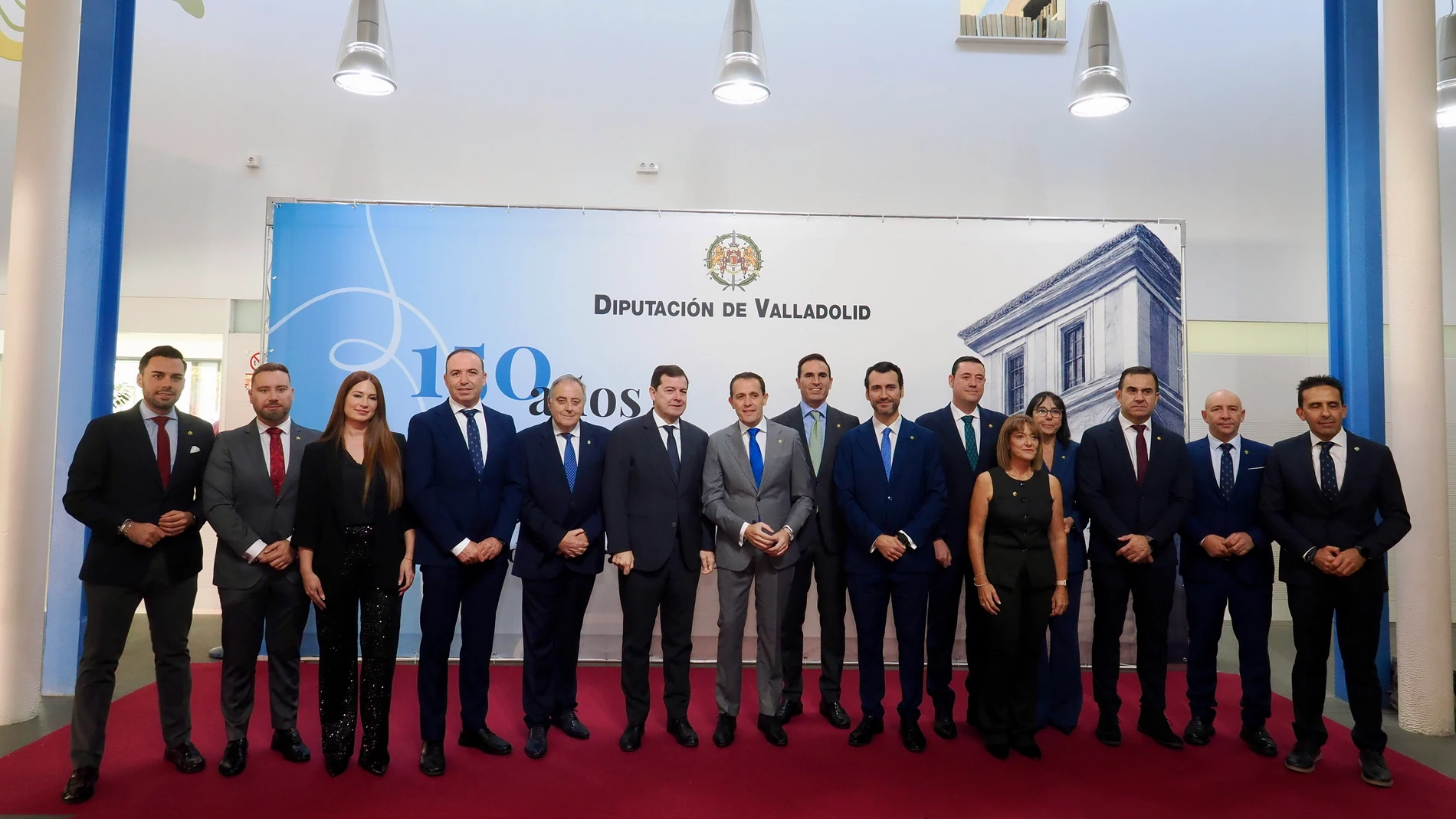 Mañueco junto al presidente de la Diputación, Conrado Íscar, y varios alcaldes y concejales como Guzmán Gómez, David Esteban, Víctor Alonso, Yolanda Burgoa o Avelino Álvarez, entre otros