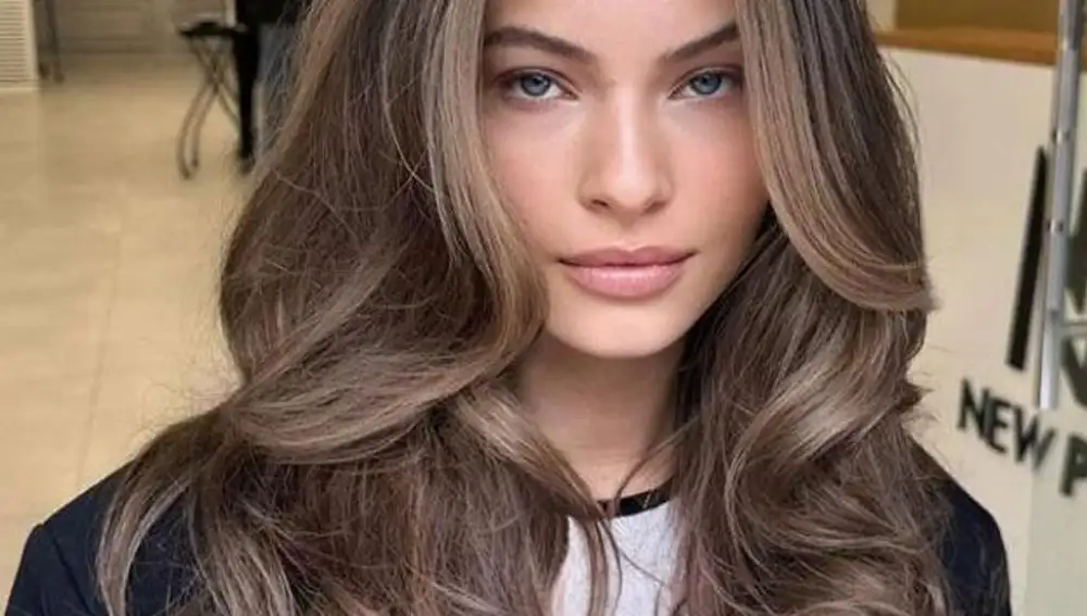 Modelo con color mocha mousse