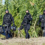 Agentes de policía desplegados en una operación contra el narcotráfico