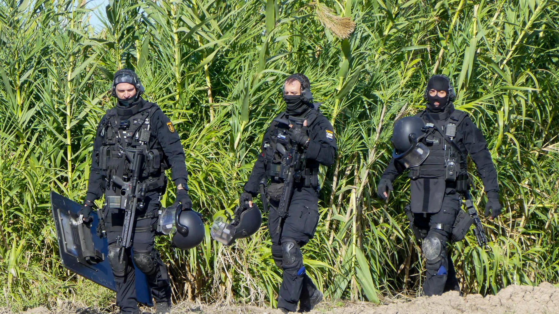 Agentes de policía desplegados en una operación contra el narcotráfico