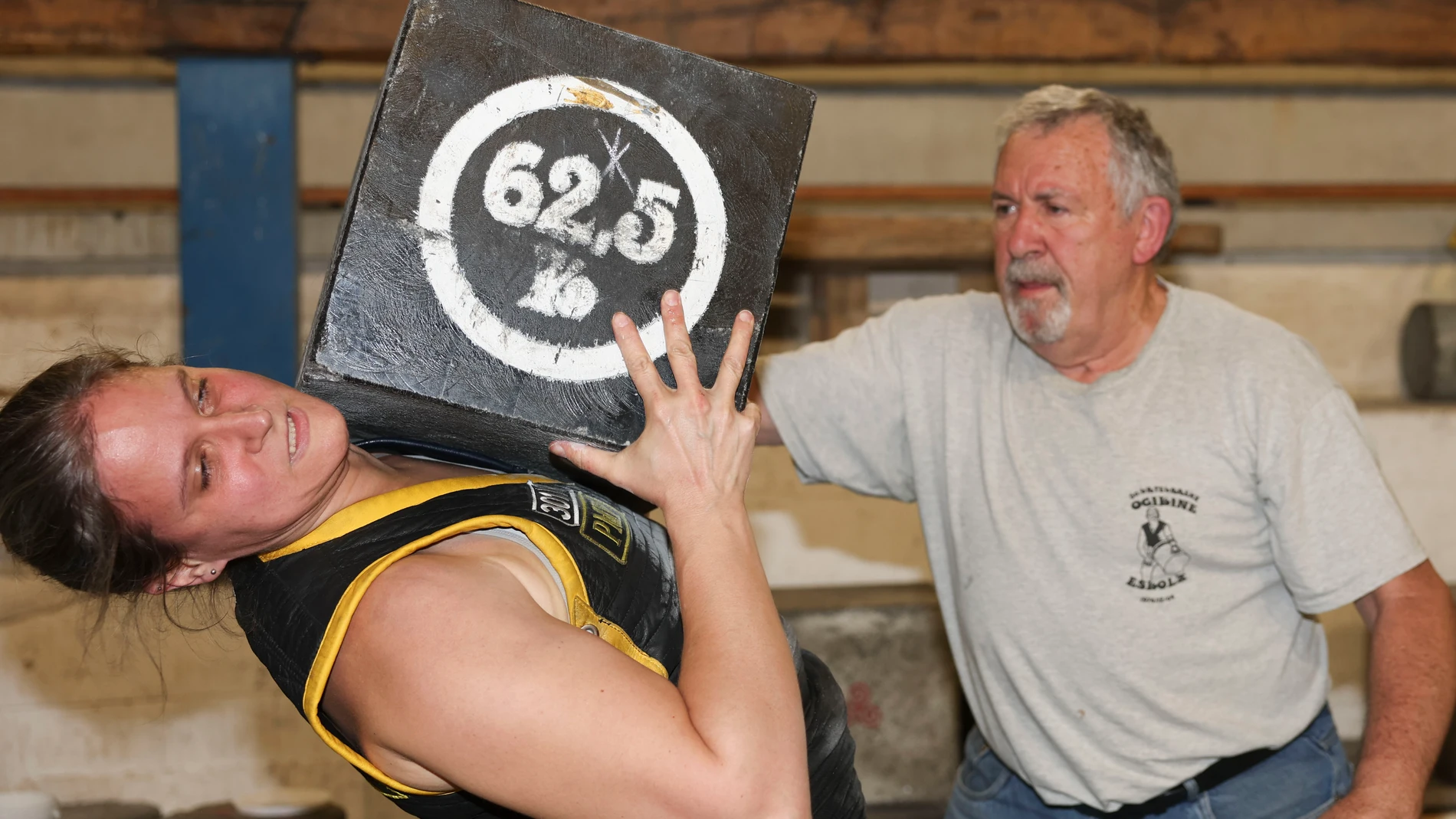GETXO (BIZKAIA), 08/11/2025.- La gallega Patricia Martín dirige desde 2020 la Unidad de Quemados del Hospital de Cruces como cirujana plástica reconstructiva especializada en manos. Pero a sus 39 años, su nombre también resuena lejos del quirófano, ya que es la campeona de Euskal Herria de levantamiento de piedra (harrijasotzaile). EFE/Luis Tejido