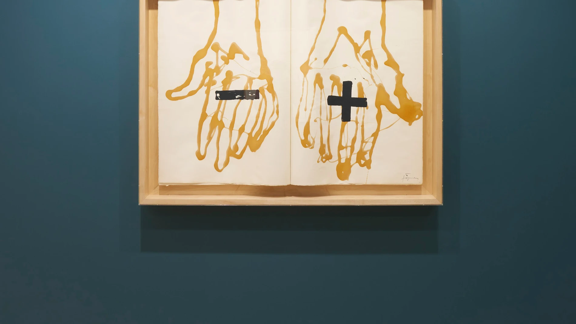 USA6105. NUEVA YORK (NY, EEUU), 07/11/2025.- Fotografía cedida por la Galería Pace de Nueva York de la obra 'Llibre amb dues mans' (1997) del pintor y escultor español Antoni Tàpies durante la exposición 'On paper' este viernes, en Nueva York (Estados Unidos). Todas las facetas de la vida artística de Tàpies (1923-2012) se dan cita con una colección de más de 40 obras -algunas de ellas nunca antes mostradas- que tiene al papel como su material principal. EFE/Jonathan Nesteruk/Galería Pace de ...