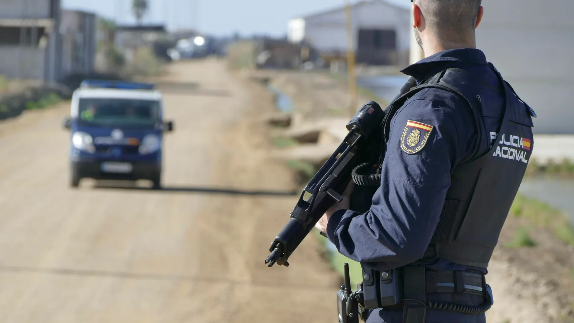 Agentes de policía desplegados frente a la nave en la que se encuentra atrincherado en Isla Mayor (Sevilla)