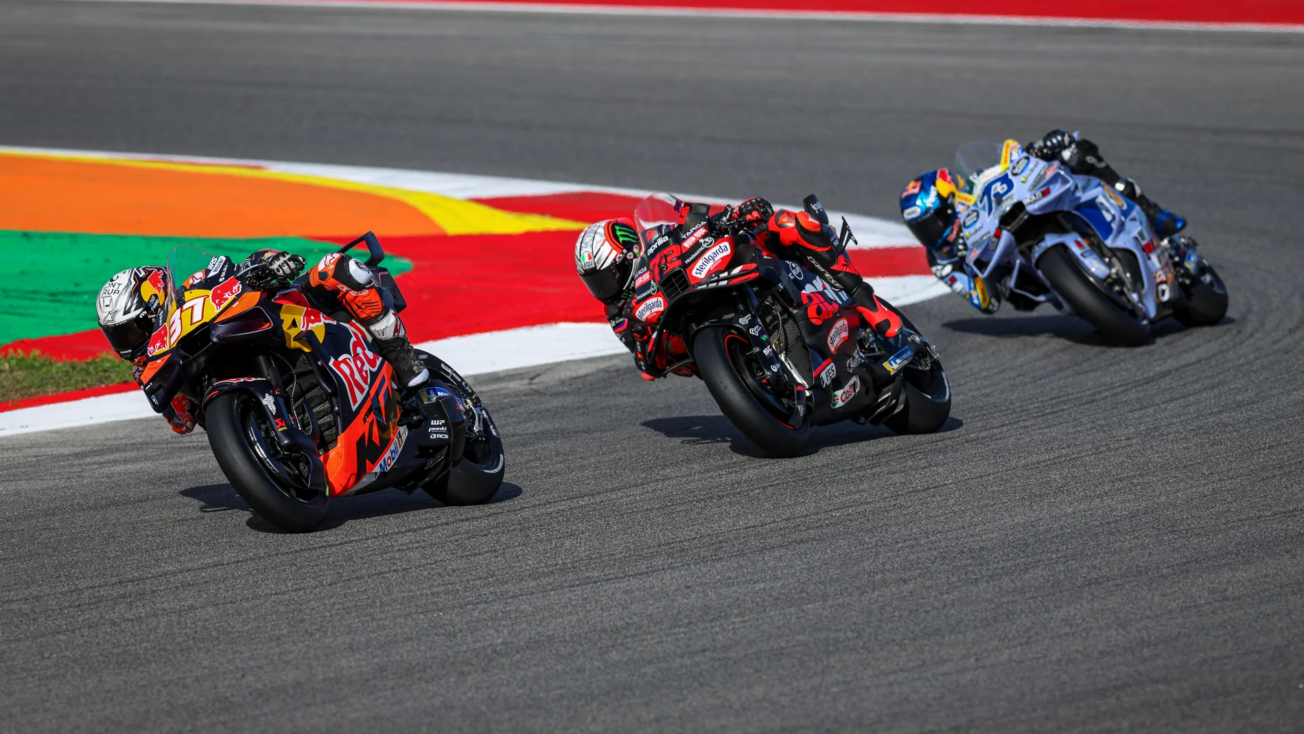 Portimão (Portugal), 08/11/2025.- (L-R) Red Bull KTM Factory Racing rider Pedro Acosta of Spain, Aprilia Racing rider Marco Bezzecchi of Italy, and Gresini Racing MotoGP rider Alex Marquez of Spain compete during the Sprint race, in Portimao, Portugal, 08 November 2025. The 2025 Motorcycling Grand Prix of Portugal is held at the Algarve International Circuit on 09 November. (Motociclismo, Italia, España) EFE/EPA/JOSE SENA GOULAO