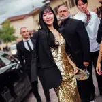 Influencer con vestido de lentejuelas en la Semana de la Moda de Milán.