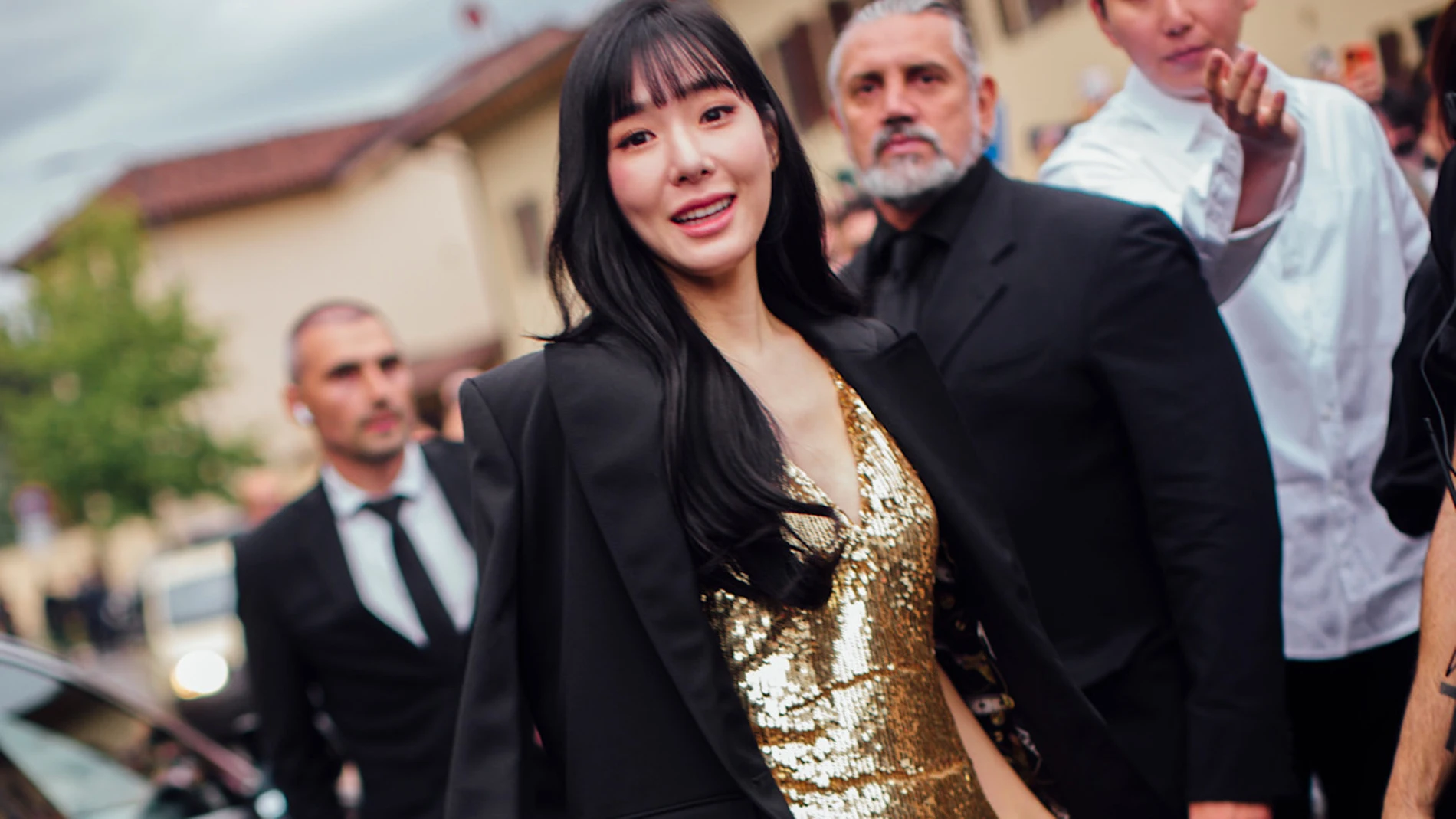 Influencer con vestido de lentejuelas en la Semana de la Moda de Milán.