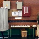 Un hombre se dispone a votar en las pasadas elecciones auton&oacute;micas en Castilla y Le&oacute;n